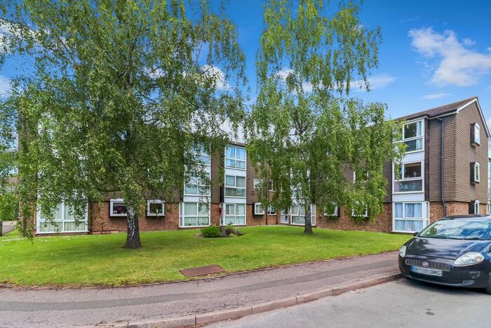 2 Bedroom Flat For Sale In Wyedale, London Colney, AL2