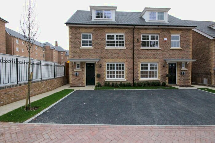 4 Bedroom Semi-Detached House To Rent In Watermark Road, Maidstone, ME14