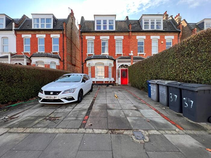 Studio To Rent In Ground Floor Flat, Woodside Park Road London, N12