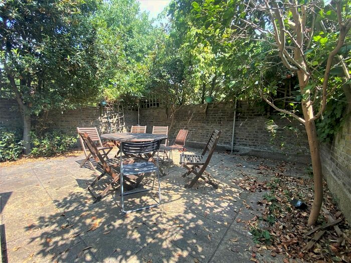 3 Bedroom Flat To Rent In Tooting Bec Road, London, SW17