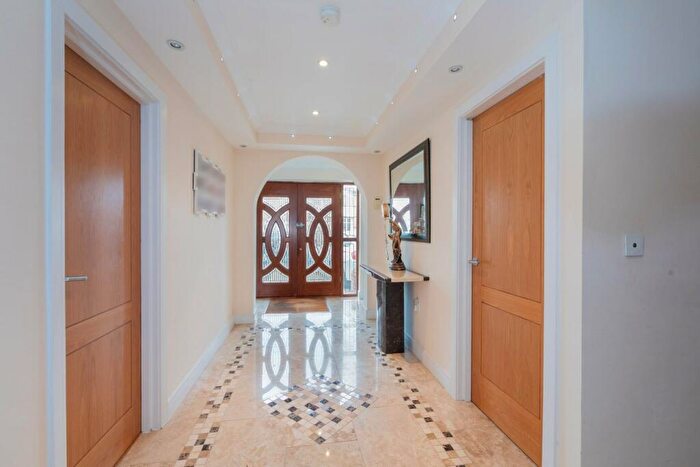 5 Bedroom Detached House For Sale In Buckland Avenue, Langley, SL3