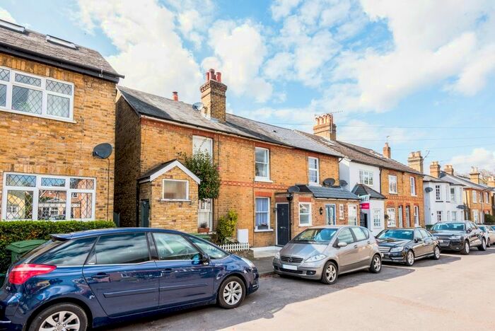 2 Bedroom Cottage To Rent In New Road, Weybridge, KT13