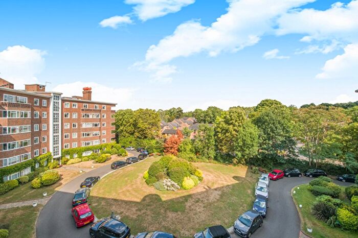 3 Bedroom Flat For Sale In Queens Court, Queens Road, TW10