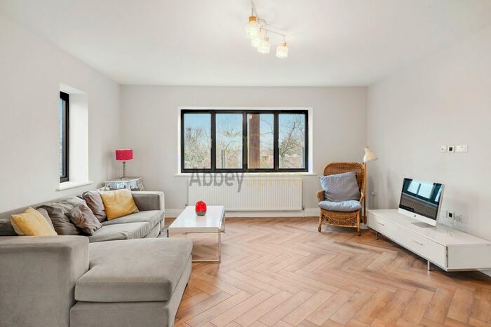 3 Bedroom Flat To Rent In Willesden Lane, London, NW2