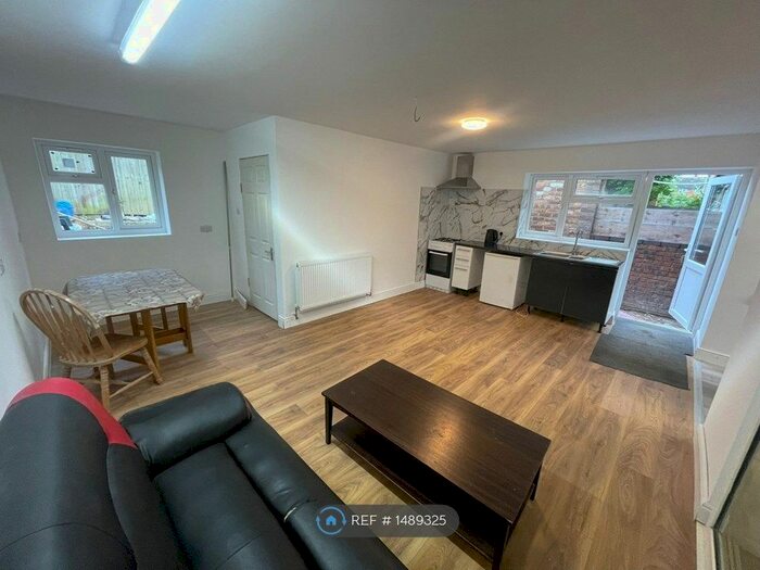 5 Bedroom Semi-Detached House To Rent In Wheatfield Road, Luton, LU4