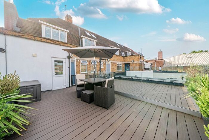 2 Bedroom Flat For Sale In Wandsworth Road, London, SW8