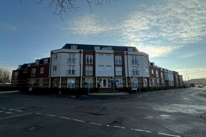 1 Bedroom Flat To Rent In Bedroom Property In Station View, PO9