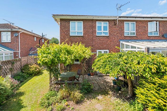 2 Bedroom End Of Terrace House For Sale In Drovers Way, Seer Green, HP9
