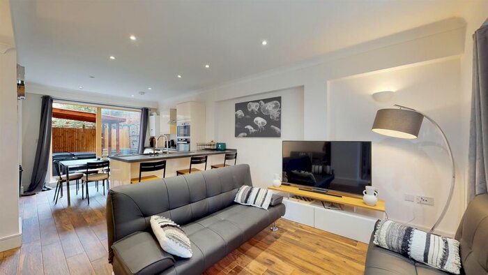 2 Bedroom Flat To Rent In Newark Street, London, E1