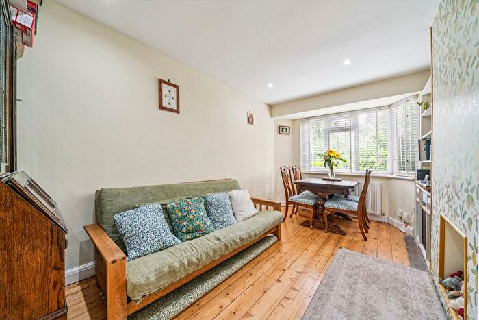 2 Bedroom Flat For Sale In Kingston Road, Wimbledon, SW19
