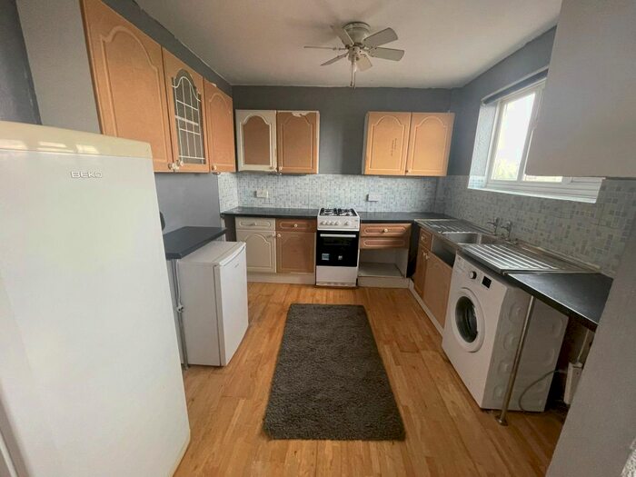 3 Bedroom Flat To Rent In Central Parade, New Addington, Croydon, CR0