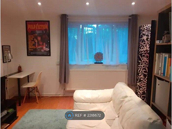 Studio To Rent In Hawes Street, London, N1