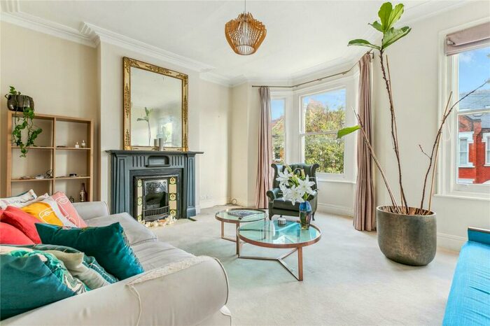 2 Bedroom Apartment To Rent In Englewood Road, London, SW12