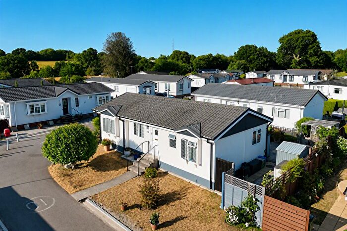 2 Bedroom Mobile/park Home For Sale In Grosvenor Avenue, Kings Langley, Hertfordshire, WD4