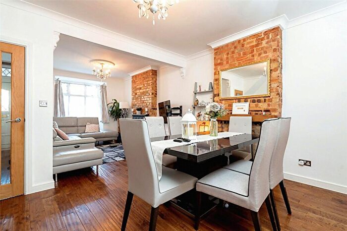 4 Bedroom Detached House For Sale In Mildmay Road, Romford, RM7