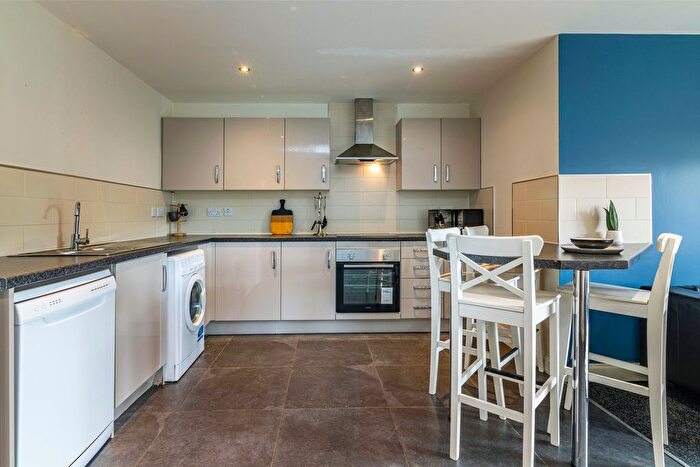 3 Bedroom Flat To Rent In Flat, Lord Tennyson House, Rasen Lane, LN1