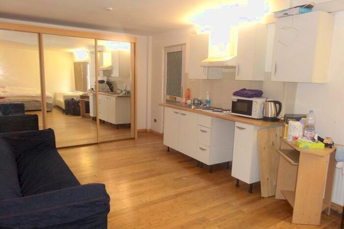 Studio To Rent In Longford Gardens, Hayes, Middlesex, UB4