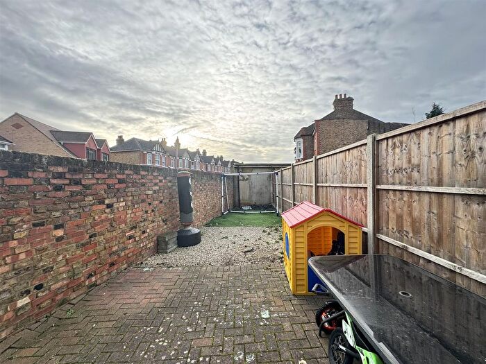 3 Bedroom End Of Terrace House For Sale In Reigate Road, Seven Kings, Ilford, IG3