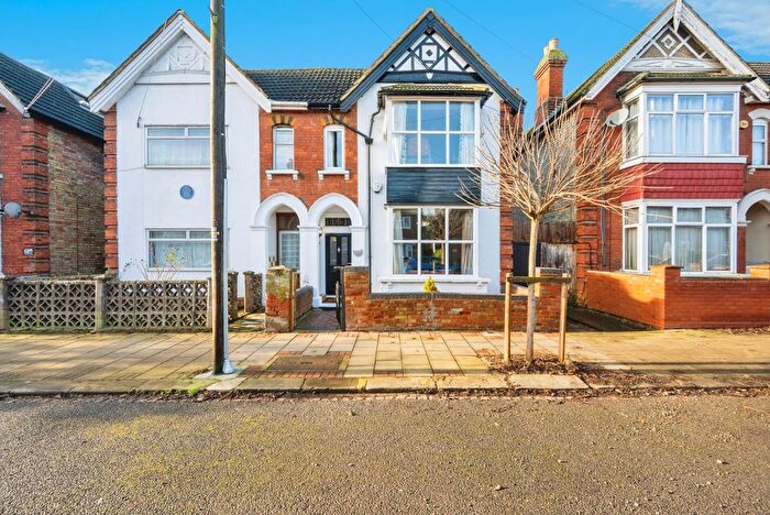 4 Bedroom Semi Detached House For Sale In Spenser Road, Bedford, Bedfordshire, MK40