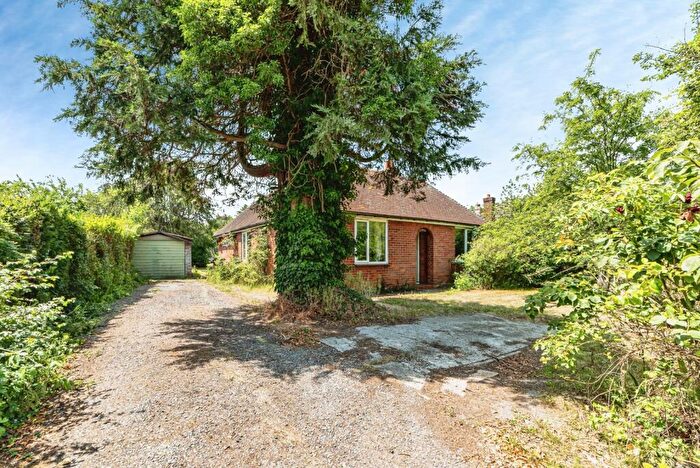 4 Bedroom Bungalow For Sale In Aldermaston Road, Tadley, Hampshire, RG26