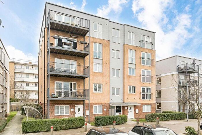 3 Bedroom Flat To Rent In Limerick Close, Balham, SW12