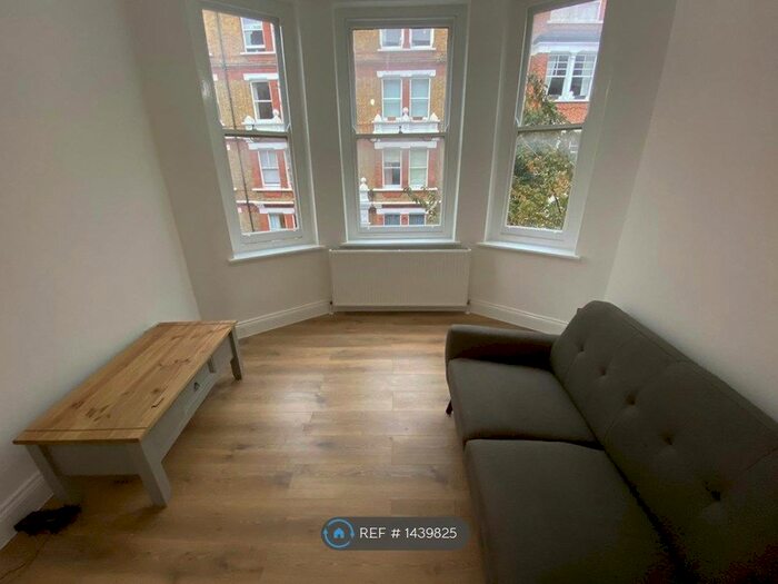 2 Bedroom Flat To Rent In Rosslyn House, London, SW2