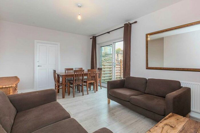4 Bedroom Flat To Rent In King`S Road, Fulham, SW6