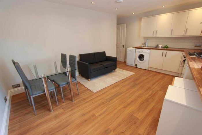 2 Bedroom Flat To Rent In Stoke Newington High Street, London, N16