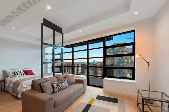 Apartment To Rent In Defoe House, London City Island, E14