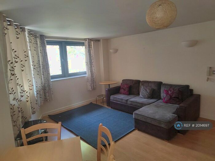 2 Bedroom Flat To Rent In City Walk, Leeds, LS11