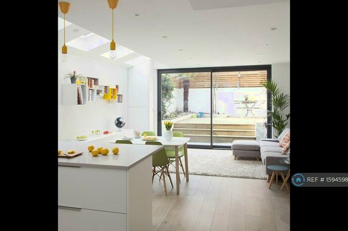 2 Bedroom Flat To Rent In Prestwich, Manchetser, M25