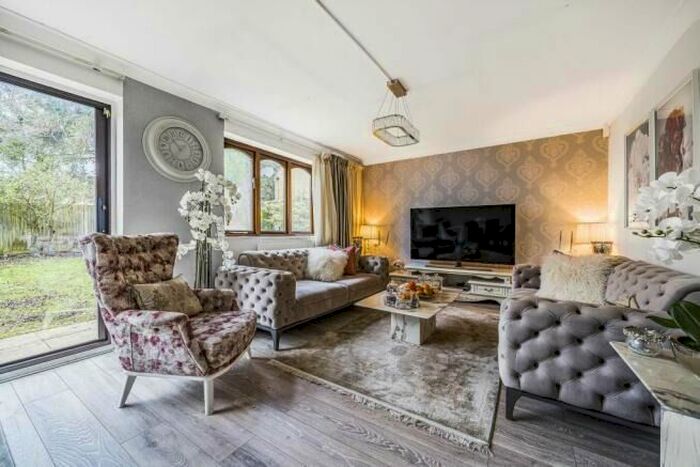 4 Bedroom Semi-Detached House To Rent In Monks Avenue, Barnet, Hertfordshire, EN5