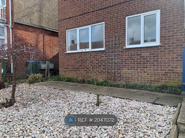 2 Bedroom Maisonette To Rent In Vale Road, Aylesbury Bucks, HP20