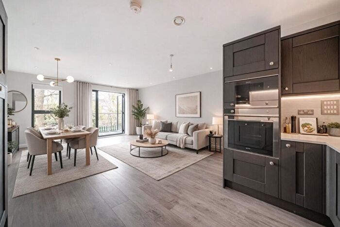 2 Bedroom Flat For Sale In Queens Road, Weybridge, Surrey, KT13