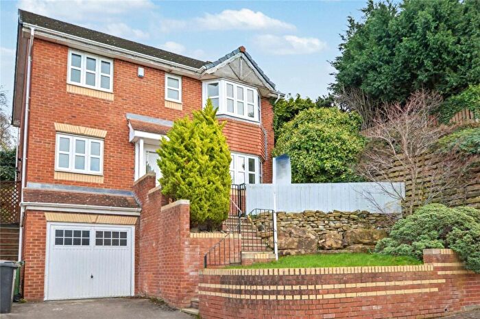 4 Bedroom Detached House For Sale In Crow Nest Drive, Beeston, Leeds, LS11