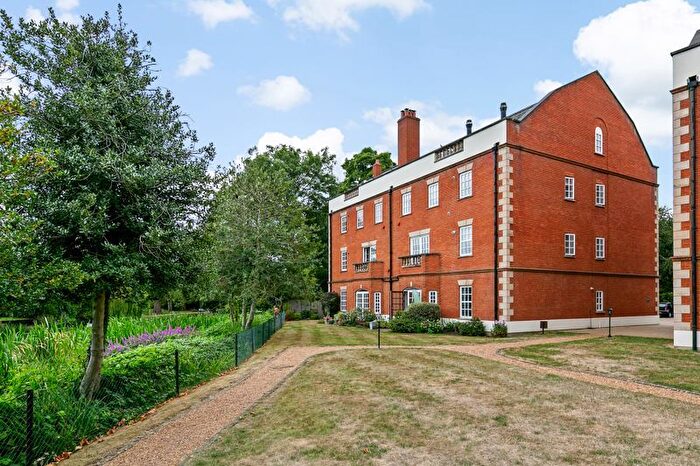 1 Bedroom Flat For Sale In Queens Reach, East Molesey, KT8