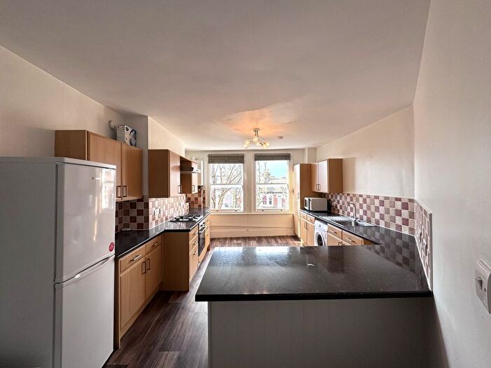 3 Bedroom Flat To Rent In Rostrevor Road, London, SW6