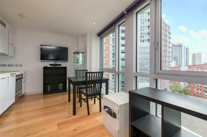 Flat To Rent In Ontario Tower, Fairmont Avenue, E14