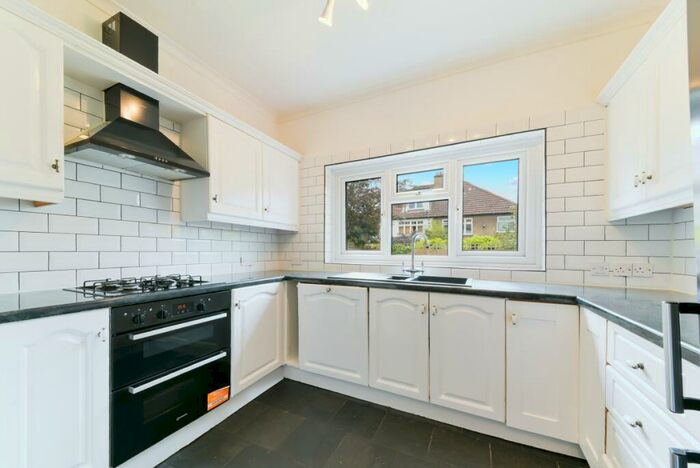 5 Bedroom Semi-Detached House To Rent In Dovedale Road London, SE22