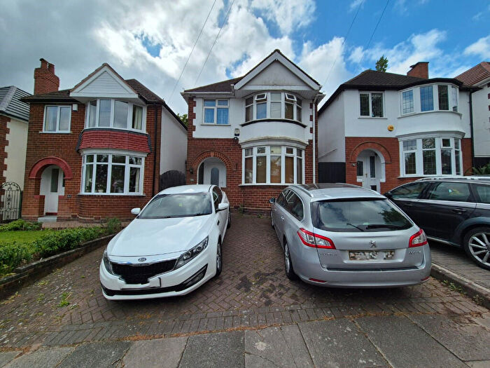 3 Bedroom Detached House For Sale In Trevanie Avenue, Birmingham, B32