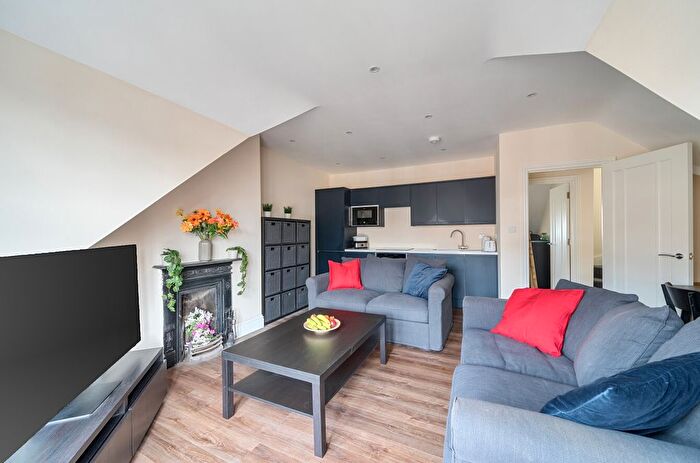 3 Bedroom Flat To Rent In Grosvenor Gardens, London, N10