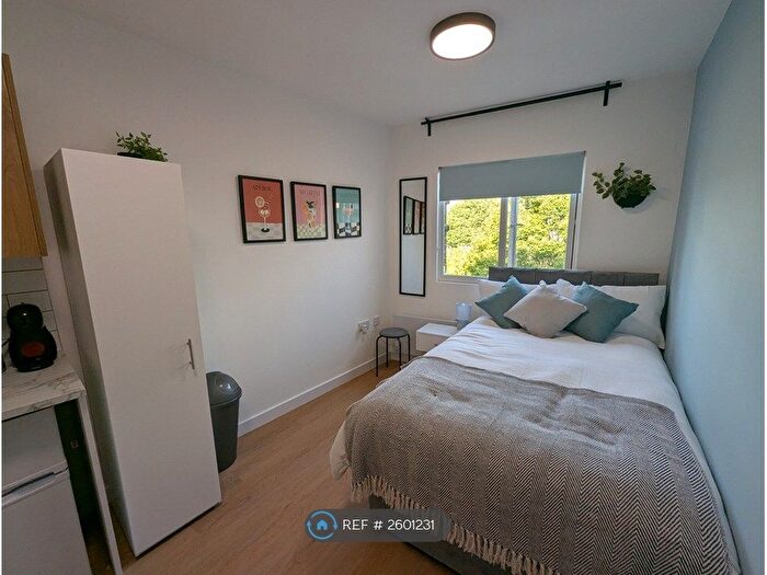 Studio To Rent In Askew Road, London, W12