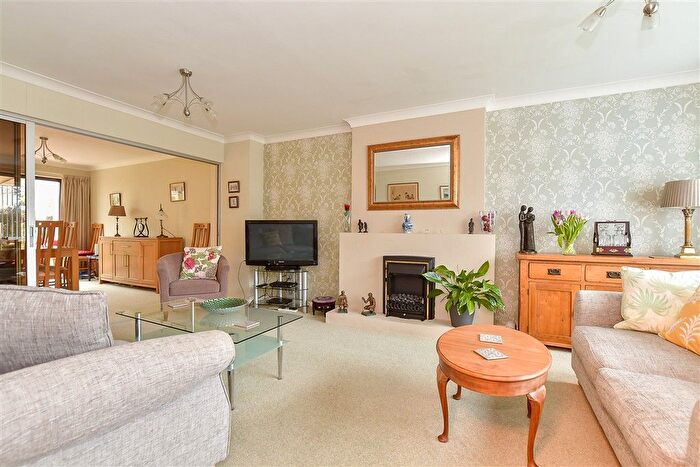 4 Bedroom Link Detached House For Sale In Beacon Walk, Tenterden, Kent, TN30