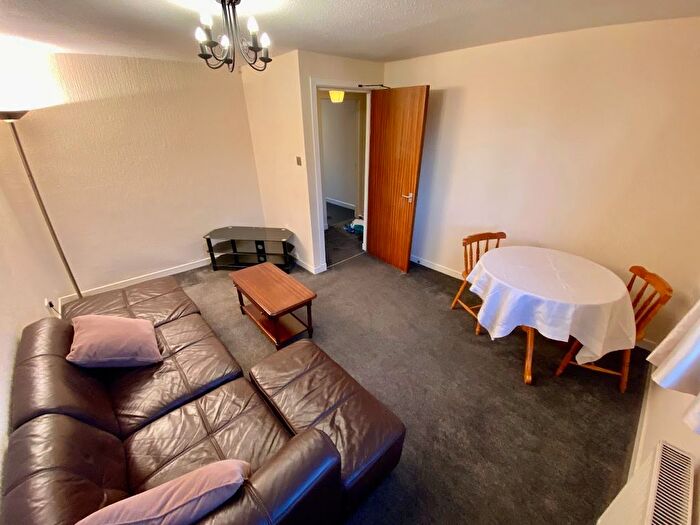 1 Bedroom Flat To Rent In South Mount Street, Attic Floor Right, Aberdeen, AB25