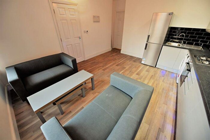 3 Bedroom Flat To Rent In Hilltop Street, Flat A, LS6