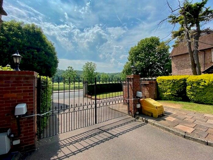 1 Bedroom Flat To Rent In London Road, High Wycombe, HP11