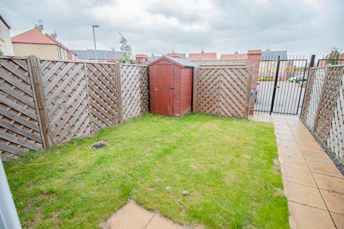 2 Bedroom End Of Terrace House To Rent In Shinewater Park, HU7