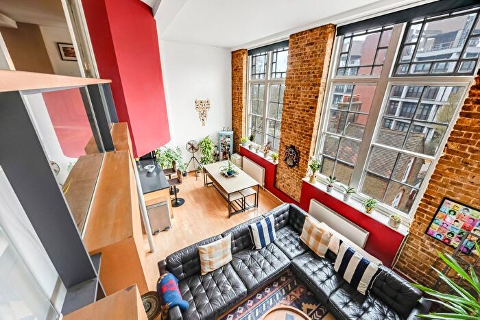 2 Bedroom Flat For Sale In Highgate Hill, Archway, London, N19