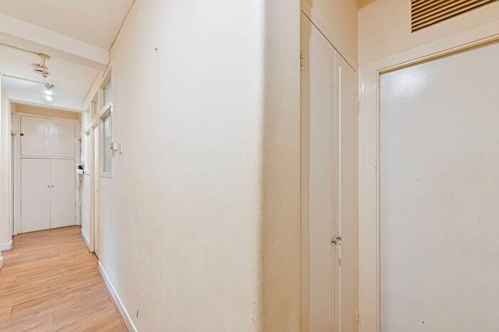 4 Bedroom Flat To Rent In Greenleaf Close, Tulse Hill, London, SW2