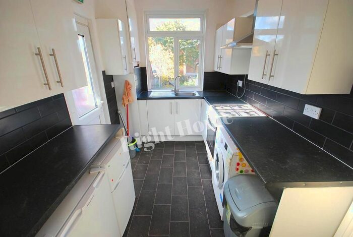 4 Bedroom Flat To Rent In High Road, Harrow, Middlesex HA3